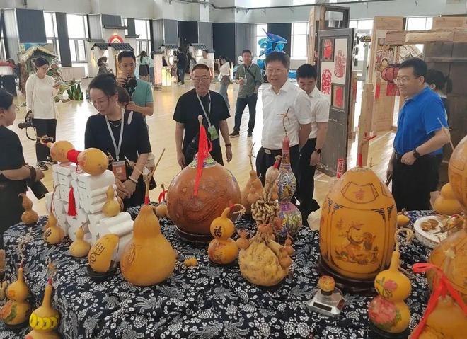 西海岸新区王台小学福禄烙艺坊参加新区中小学美术教育成果展(图2) 西海岸新区王台小学福禄烙艺坊参加新区中小学美术教育成果展(图2)