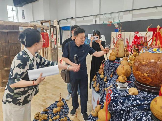 西海岸新区王台小学福禄烙艺坊参加新区中小学美术教育成果展(图1) 西海岸新区王台小学福禄烙艺坊参加新区中小学美术教育成果展(图1)