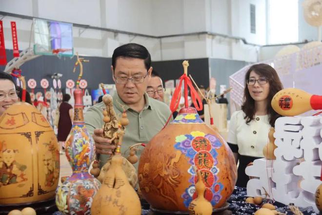 西海岸新区王台小学福禄烙艺坊参加新区中小学美术教育成果展(图3) 西海岸新区王台小学福禄烙艺坊参加新区中小学美术教育成果展(图3)