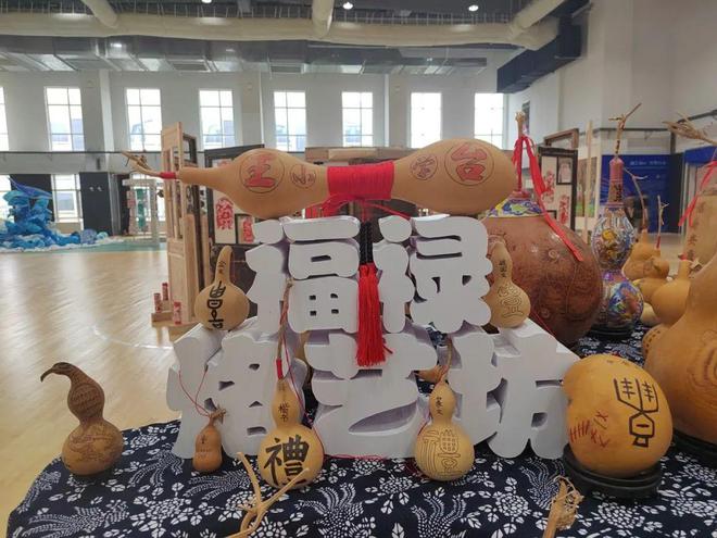 西海岸新区王台小学福禄烙艺坊参加新区中小学美术教育成果展(图4) 西海岸新区王台小学福禄烙艺坊参加新区中小学美术教育成果展(图4)