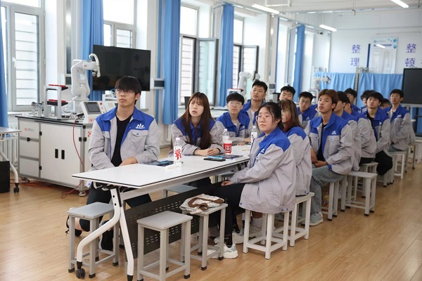 2024全国重点网络媒体龙江行｜黑龙江职业学院 智能制造让传统产业“华丽转身”(图2)