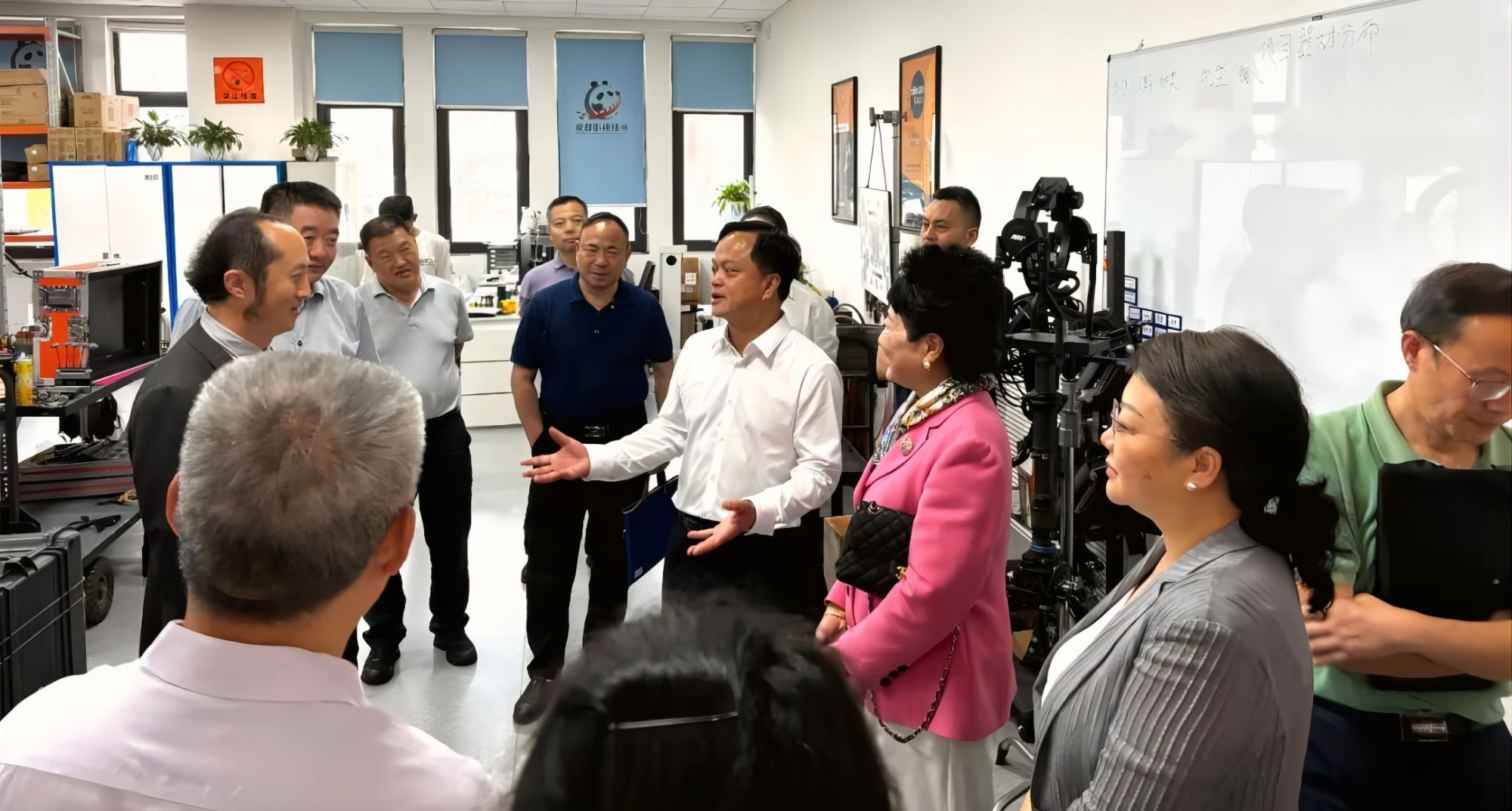 省广电局调研组赴川传影视硅谷国家级超高清基地和广电总局虚拟现实视听技术实验室调研(图2) 省广电局调研组赴川传影视硅谷国家级超高清基地和广电总局虚拟现实视听技术实验室调研(图2)