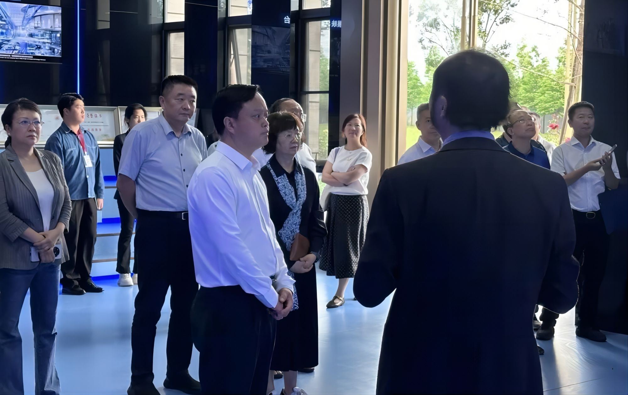 省广电局调研组赴川传影视硅谷国家级超高清基地和广电总局虚拟现实视听技术实验室调研(图4) 省广电局调研组赴川传影视硅谷国家级超高清基地和广电总局虚拟现实视听技术实验室调研(图4)