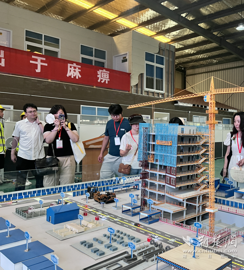 全国媒体“打卡”湖北建院感受湖北职业教育加速“焕新”(图6) 全国媒体“打卡”湖北建院感受湖北职业教育加速“焕新”(图6)